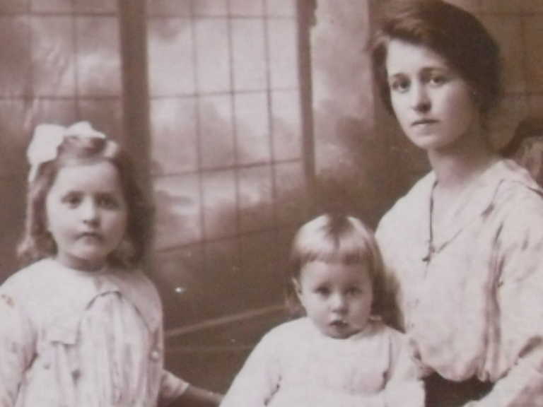 Hannah Barnes, nee Cunliffe with daughters Cissy and Gladys
